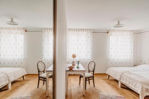 Ein Bett oder Betten in einem Zimmer der Unterkunft Casa Krasna Gourmet Boutique Hotel