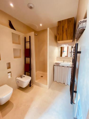 une salle de bain avec toilettes et lavabo dans l'établissement Bon Jour Uzès, à Uzès