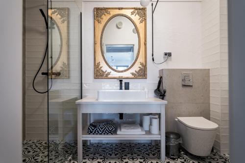 a bathroom with a sink and a mirror and a toilet at CLASSY APARTMENTS - Gdańsk - Widok z Wyspy in Gdańsk