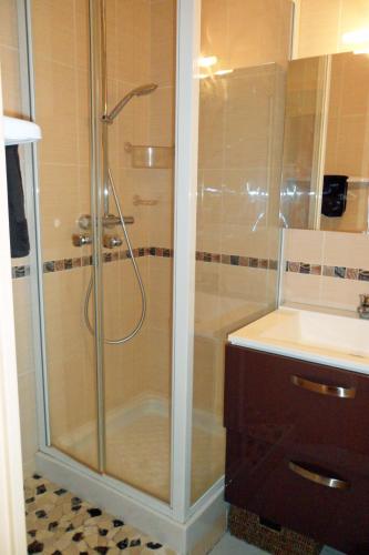 une salle de bain avec douche et lavabo dans l'établissement Appartement Ange Gardien Vue Mer, à Villefranche-sur-Mer
