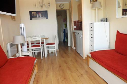 Cette chambre dispose d'une cuisine, d'une table et d'un réfrigérateur. dans l'établissement Appartement Ange Gardien Vue Mer, à Villefranche-sur-Mer