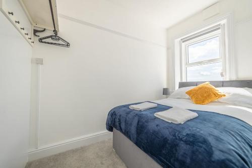 Postel nebo postele na pokoji v ubytování Charles Alexander Short Stay - Highcliffe Apartments