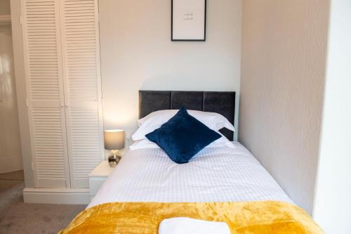 Postel nebo postele na pokoji v ubytování Charles Alexander Short Stay - Highcliffe Apartments