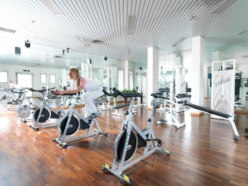 Fitness centrum a/nebo fitness zařízení v ubytování Piramidi Hotel