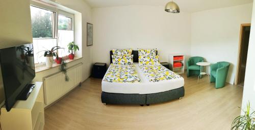 um quarto com uma cama grande num quarto em Ferienhaus/Ferienwohnung Fam. Manthey em Harrendorf