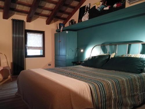 1 dormitorio con cama y pared azul en Relais San Rocco, en Mira