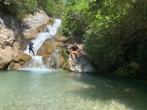 two people standing in front of a waterfall at Casablanca in Yunquera
