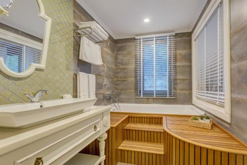 La salle de bains est pourvue d'une baignoire, d'un lavabo et d'une baignoire. dans l'établissement Esperanza Boutique Hotel of Lykia, à Karaoz