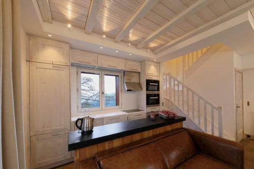 une cuisine avec un comptoir et une fenêtre dans l'établissement 3 pièces de grand standing aux pieds des pistes Valberg, à Valberg