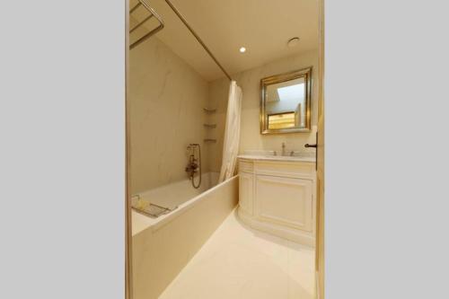 a bathroom with a tub and a sink at 3 pièces de grand standing aux pieds des pistes Valberg in Valberg