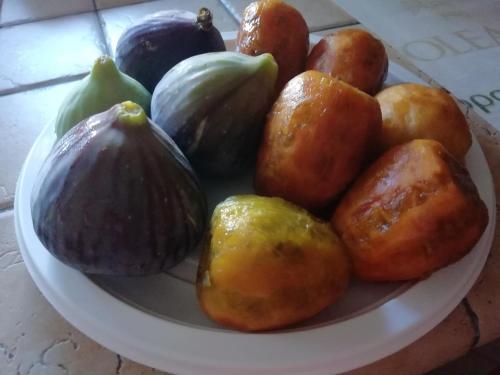 une assiette de fruits et légumes sur une table dans l'établissement I due campanili, à Alberobello