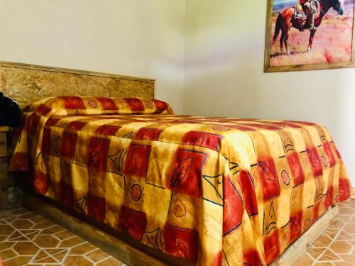 Una cama o camas en una habitación de Cabañas el Pajar