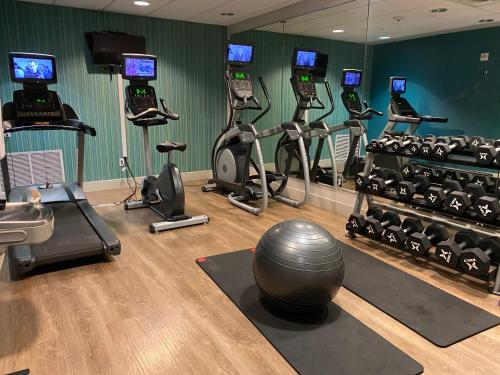 a gym with a bunch of exercise bikes and treadmills at Holiday Inn Express - Eunice by IHG in Eunice