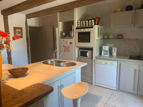 une cuisine avec un évier et un plan de travail dans l'établissement La Maison De Chloe, à Senouillac