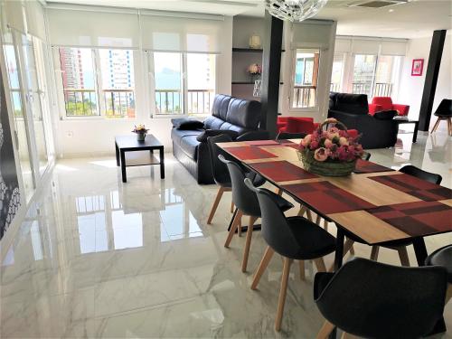 CASA MARCOS في بنيدورم: غرفة معيشة مع طاولة وكراسي