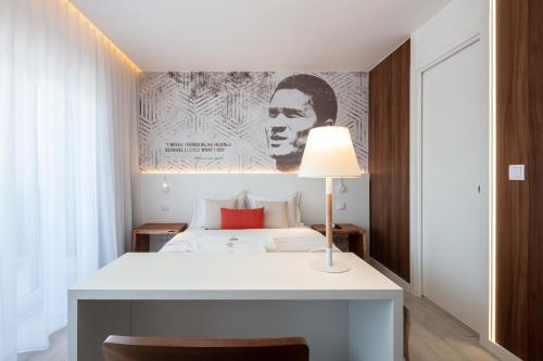a room with a white wall and a black and white wall at The Icons by TRIUS Hotels in Lisbon