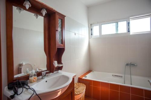 ein Badezimmer mit einem Waschbecken und einer Badewanne in der Unterkunft Helmata Villa with privecy in Argostoli