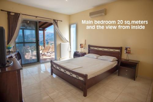 Schlafzimmer mit einem Bett und Blick von innen in der Unterkunft Helmata Villa with privecy in Argostoli