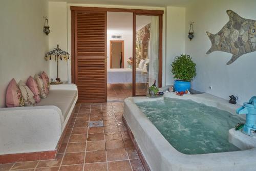 bañera grande en la sala de estar con sofá en Villa Taraça Alaçatı Romantik Otel, en Alacati