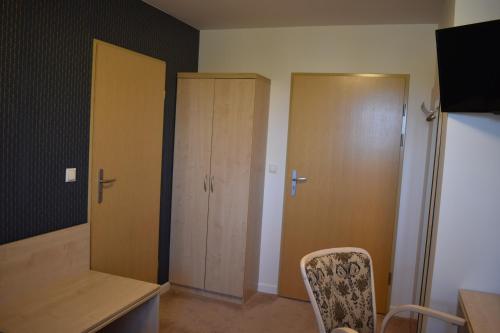 a room with two doors and a table and a chair at Eco Niebor&oacute;w in Niebor&oacute;w