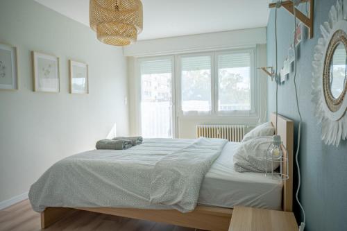 - une chambre avec un grand lit dans l'établissement Le Colibri - Stationnement gratuit - Balcon - Jusqu'à 4 personnes, à Metz