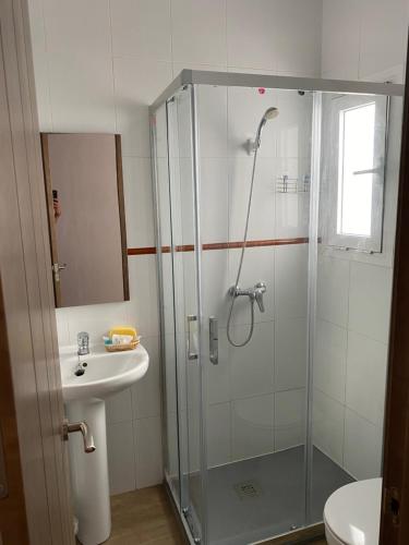 een badkamer met een douche en een wastafel bij La Escapada in Uleila del Campo