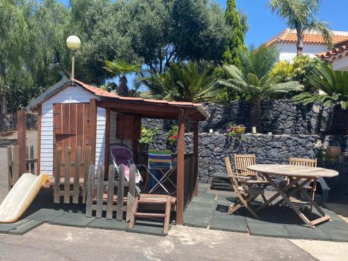 a small wooden shack with a table and chairs at CASA rural DOLORES en Adeje in Adeje