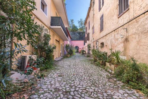 une allée entre deux bâtiments d'une vieille ville dans l'établissement LB Vacation Rentals I Cute Affordable 1-Br Minutes From Cannes Center, à Cannes