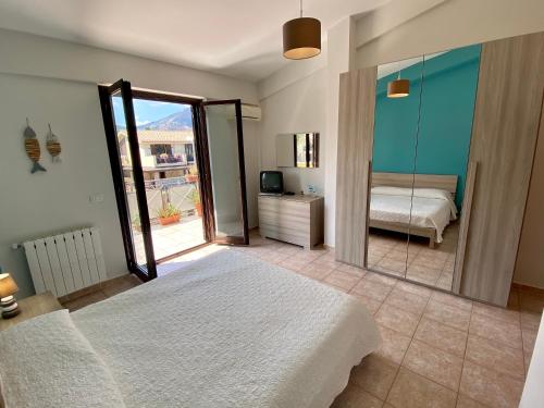 カリーニにあるStunning Sicilian Villaのベッドルーム1室(ベッド1台付)が備わります。バルコニーの景色を望めます。