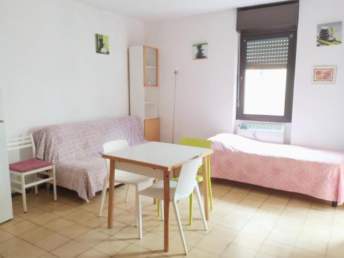 een kamer met een tafel, een bed en een bureau bij Centro Piave Apartment in Trento