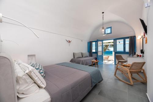 カマリにあるSigalas Beach Hotelのベッドルーム1室(ベッド1台付)、リビングルームが備わります。