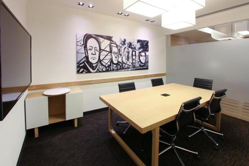 a conference room with a wooden table and chairs at Fiesta Inn Insurgentes Viaducto in Mexico City