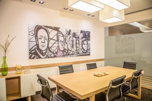 a conference room with a wooden table and chairs at Fiesta Inn Insurgentes Viaducto in Mexico City