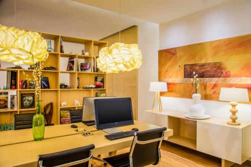an office with a desk with a computer on it at Fiesta Inn Insurgentes Viaducto in Mexico City