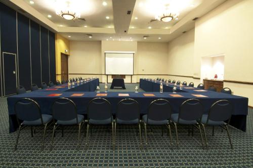 a conference room with a long table and chairs at Fiesta Inn Toluca Tollocan in Toluca