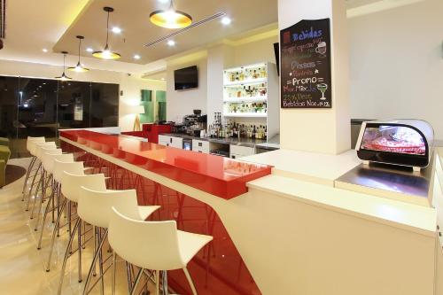 Televiisor ja/või meelelahutuskeskus majutusasutuses Fiesta Inn Coatzacoalcos