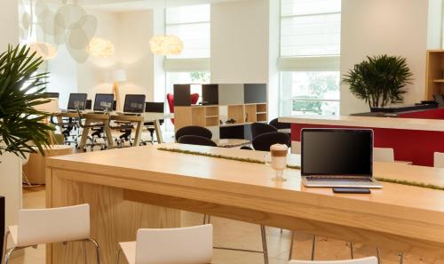 an office with a table with a laptop on it at Fiesta Inn Periferico Sur in Mexico City