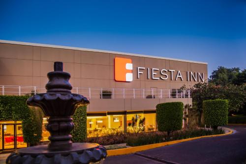 a fiesta inn building with a fountain in front of it at Fiesta Inn Ciudad de México Aeropuerto in Mexico City