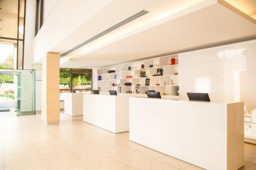 a white salon with white counters in a room at Fiesta Inn Ciudad de México Aeropuerto in Mexico City