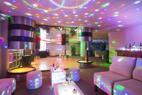 a living room with a purple ceiling with lights at Gamma Cuernavaca Puerta Paraiso in Cuernavaca