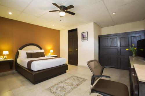 a bedroom with a bed and a ceiling fan at Gamma Cuernavaca Puerta Paraiso in Cuernavaca