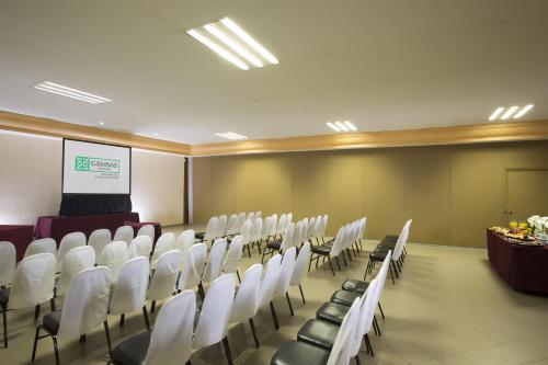 a conference room with white chairs and a podium at Gamma Cuernavaca Puerta Paraiso in Cuernavaca