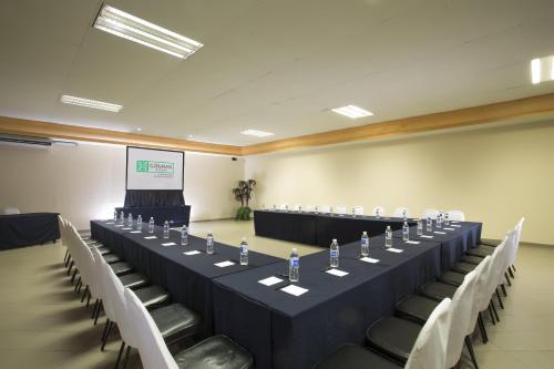 a conference room with a long table and chairs at Gamma Cuernavaca Puerta Paraiso in Cuernavaca