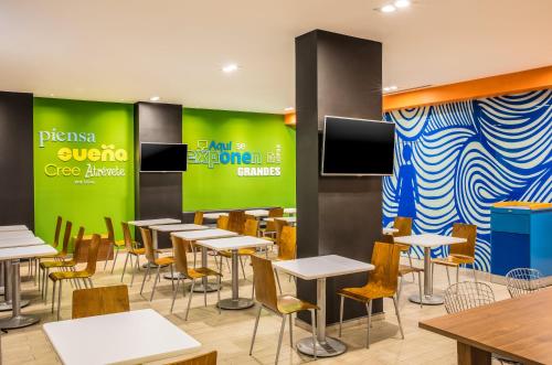 TV a/nebo společenská místnost v ubytování One Monterrey Aeropuerto