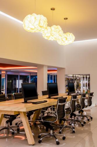 an office with a long table and chairs with computers on it at Fiesta Inn San Luis Potosi Glorieta Juarez in San Luis Potosí
