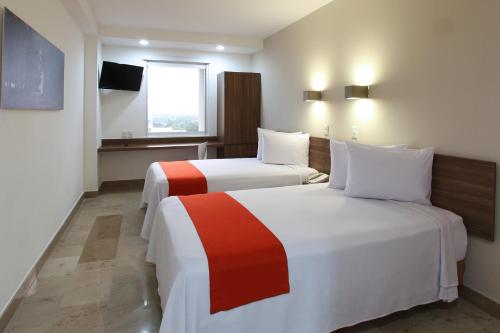 A bed or beds in a room at One Villahermosa 2000