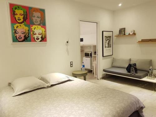 1 dormitorio con 1 cama grande y 1 sofá en Chambre Pomme Cannelle Premium Aux portes de Bayeux Normandie 2 pers en Monceaux-en-Bessin