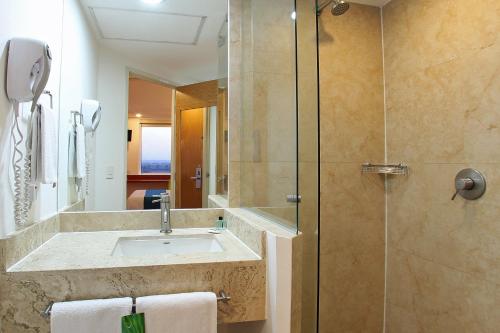 Phòng tắm tại One Queretaro Aeropuerto