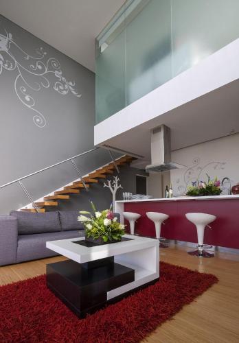 a living room with a couch and a table at Gamma Morelia Belo in Morelia