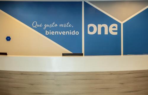 a wall with a sign that reads one versus one at One Monterrey Tecnologico in Monterrey